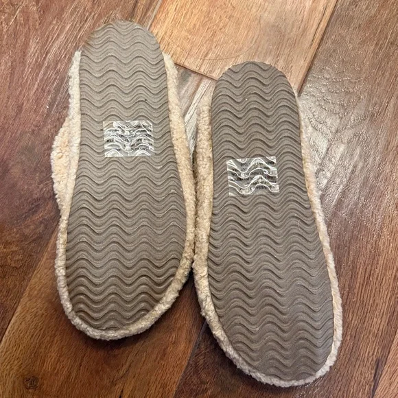 New Steve Madden fuzzy clogs mikes - Picture 2 of 2